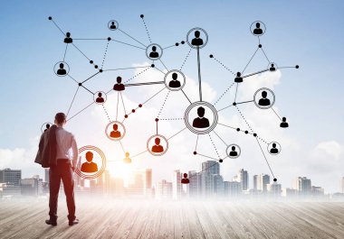 Modern şehir manzarası ve bağlantı konseptine bakan işadamlarının arka planı