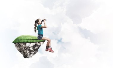 Gökyüzünde yüzen bir adada oturan tatlı, gülümseyen bir kız.