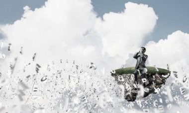 Genç Adası'nda oturan ve avuç içi gözlerle kapsayan bir işadamı şok