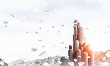 Duran üst kısmında taş sütunlar arasında kağıt uçaklar güzel manzara ile arka plan üzerinde uçan iş kadını kafasına silah tutmak yerine İzleyicisi ile takım elbiseli geçti. 3D render.