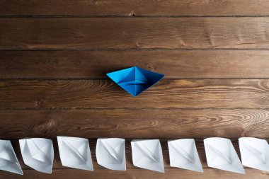 Tahta masadaki origami tekneleri.