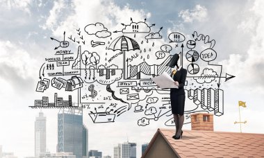 Evin çatısında baş durmak yerine kamerayla zum yapan yüzsüz iş kadını.