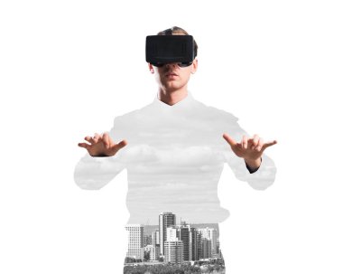 Sanal gerçeklik kulaklığı olan genç bir adam ya da şehrin arka planında 3 boyutlu gözlüklü.