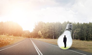 Genç işadamı asfalt yolda ampulün içinde mahsur kaldı.