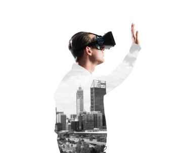 Sanal gerçeklik kulaklığı olan genç bir adam ya da şehrin arka planında 3 boyutlu gözlüklü.