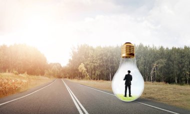 Genç işadamı asfalt yolda ampulün içinde mahsur kaldı.