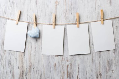 İp ahşap arka plan üzerine tutturulmuş kalp boş kağıt el saçtan imal