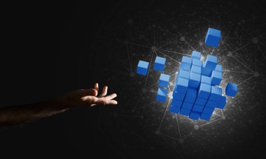 Yeniliğin sembolü olarak insan eli küp figürüne yakın olmak. Karışık ortam.
