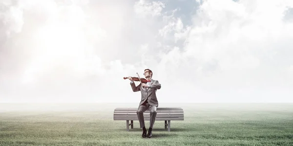 Joven Vestido Traje Gafas Sentado Banco Tocando Violín — Foto de Stock