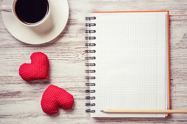 Taza Café Bloc Notas Lápiz Dos Corazones Rojos Superficie Madera — Foto de Stock