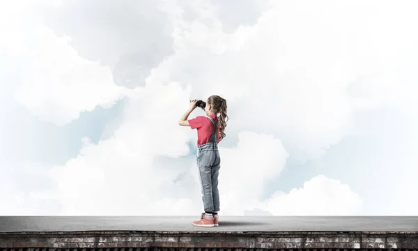 Roztomilé Dívka Školního Věku Střeše Budovy Při Pohledu Dalekohledu — Stock fotografie