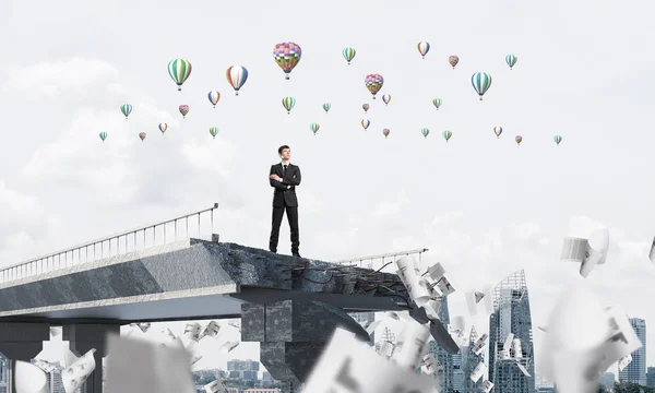 Hombre Negocios Confianza Traje Pie Entre Los Papeles Voladores Puente — Foto de Stock