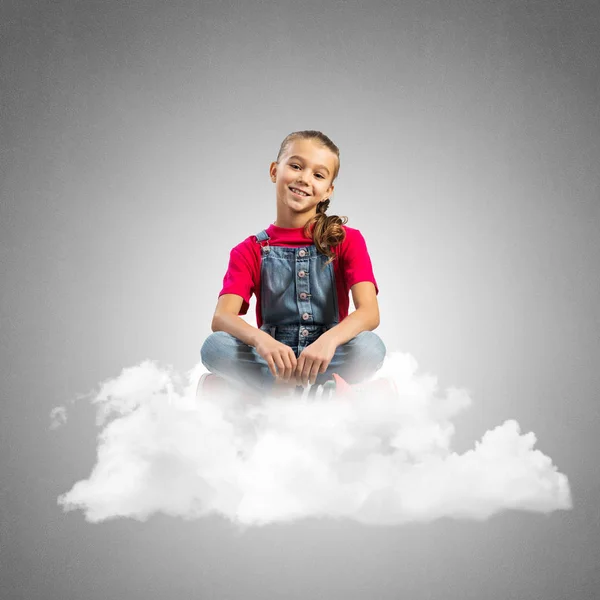 Niedliches Mädchen Sitzt Auf Wolke Gegen Betonwand Hintergrund — Stockfoto