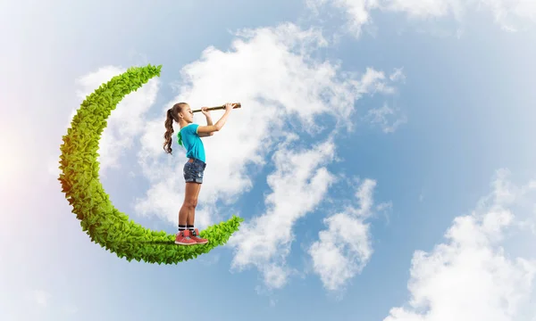 Ragazzina Carina Sulla Luna Verde Nel Cielo Giorno Guardando Cannocchiale — Foto Stock