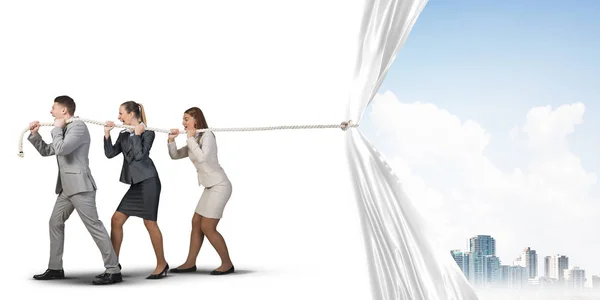 Tres Empresarios Tirando Tela Blanca Blanco Con Cuerda — Foto de Stock