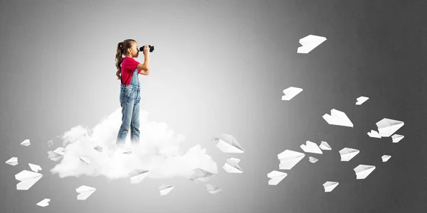 Schattige Jongen Meisje Permanent Wolk Zoek Verrekijkers Papier Vliegtuigen Rondvliegen — Stockfoto