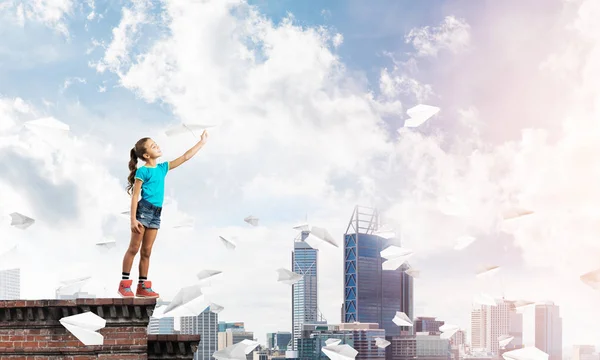 Schattig Gelukkig Kind Meisje Bouw Top Spelen Met Papier Vliegtuig — Stockfoto