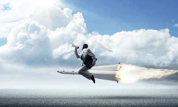 Citra Konseptual Pengusaha Muda Berjas Terbang Dengan Roket Atas Jalan — Stok Foto