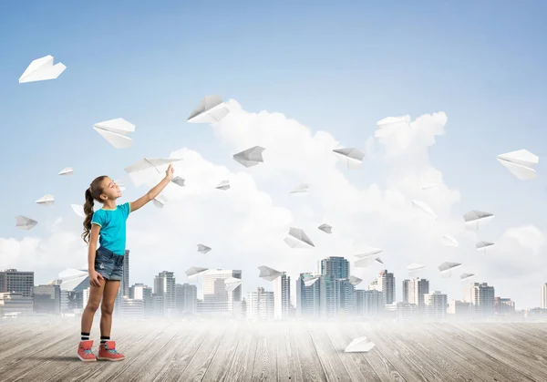 Roztomilé Dítě Dívka Stojí Dřevěné Podlaze Papírových Letadel Létání Kolem — Stock fotografie