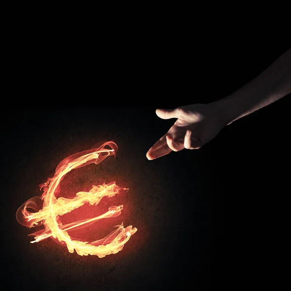 Euro Simgesi Parlayan Ateş Işaret Eden Adam Kapatın — Stok fotoğraf