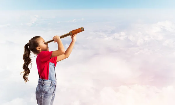 Niña Linda Overoles Contra Fondo Del Cielo Soñando Con Futuro —  Fotos de Stock