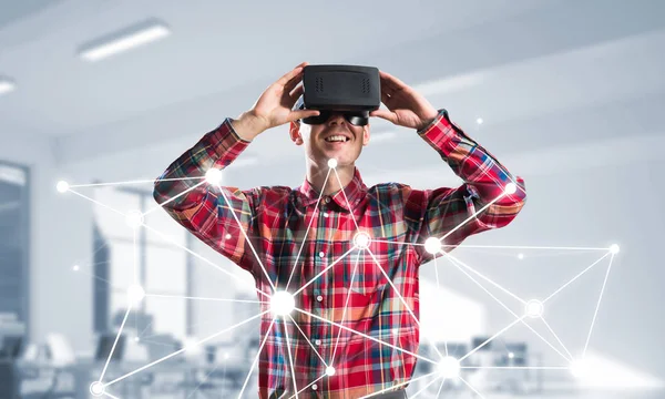 Jeune Homme Avec Casque Réalité Virtuelle Lunettes Sur Fond Connexion — Photo