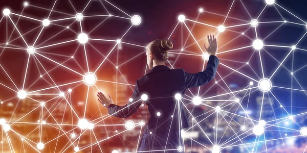 Gece şehir manzarasına karşı sosyal bağlantı medya kavramı ile çalışan iş kadınlarının arka planı