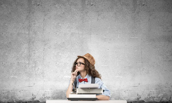 Jovem Bela Mulher Escritora Chapéu Óculos Usando Máquina Digitação Enquanto — Fotografia de Stock