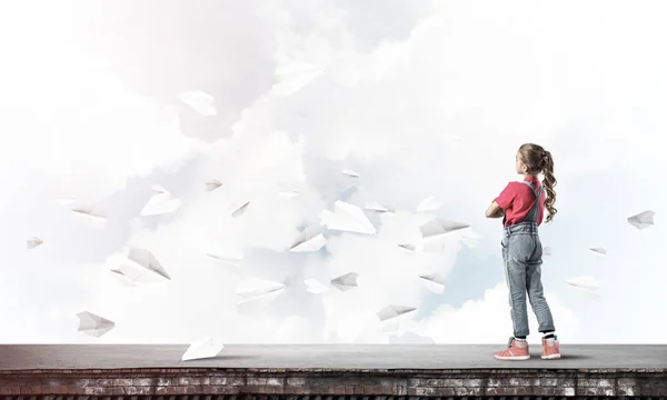 Nettes Mädchen Steht Auf Hausdach Und Papierflieger Fliegen Herum — Stockfoto