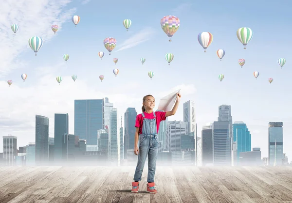 Schattig Kind Meisje Staan Houten Vloer Aerostaten Vliegen Lucht — Stockfoto