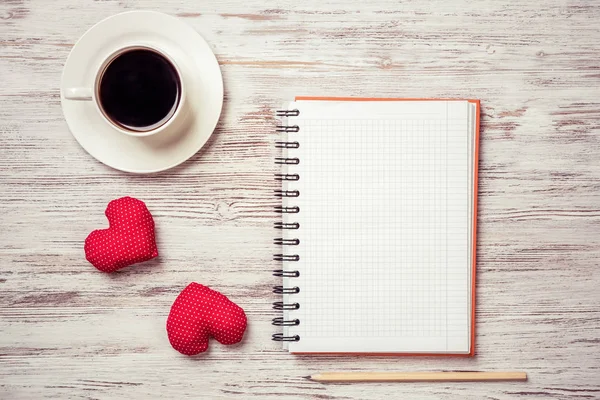 Φλιτζάνι Καφέ Notepad Μολύβι Και Δύο Κόκκινες Καρδιές Ξύλινη Επιφάνεια — Φωτογραφία Αρχείου