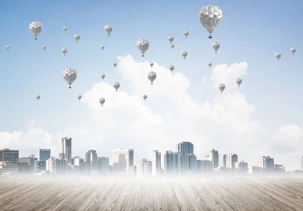 Modernes Stadtbild Mit Nebelverhüllten Gebäuden Und Wolkenkratzern Und Luftballons Himmel — Stockfoto