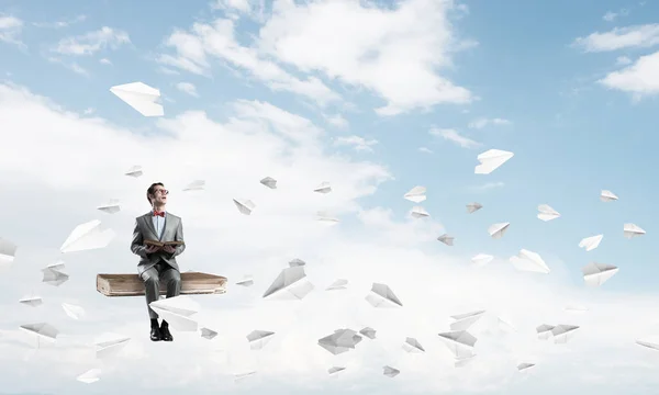 Hombre Divertido Gafas Rojas Traje Sentado Libro Aviones Papel Volando — Foto de Stock