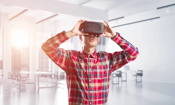 Jonge Man Met Virtual Reality Headset Bril Speelspel Kamer — Stockfoto