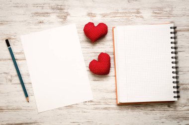 Kalpler ve ahşap masa üzerinde boş not defteri.