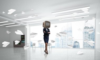 Kağıt uçaklar ofis binası içinde uçan arasında duran iş kadını kıyafetli kafa silah tutmak yerine eski bir Tv ile geçti. 3D render.