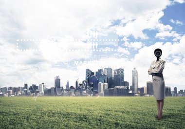 Ekranda baş ve medya arayüzü yerine kamerayla şık bir iş kadını var.