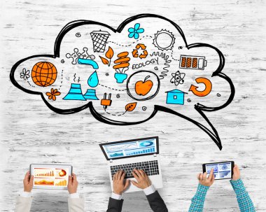 Ellerinde cihazlar bulunan bir grup insan, iletişim ve ağın sembolü olarak birlikte çalışıyor.