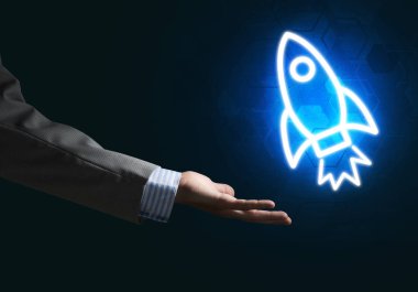 Koyu arkaplanda parlayan roket simgesi ve iş adamı eli