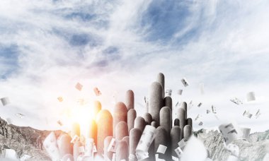 Açık havada güzel manzara ile kağıtları arka plan üzerinde uçan arasında yer alan yüksek ve büyük taş sütunlar görüntüsü. Duvar kağıdı, zemin ile boşaltmak.