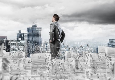 Takım elbiseli, kentin arka planında uçan mektupların arasında duran kendinden emin genç iş adamı. Karışık ortam.