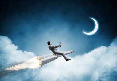 Zemin üzerine mavi gece gökyüzü bulutlar ve ay ile roket üzerinde uçan takım elbiseli genç işadamı kavramsal görüntü.