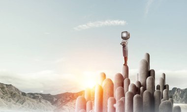 İş kadını kafasına silah tutmak yerine eski bir Tv ile takım elbiseli güzel manzara ile taş sütunlar tepesinde dururken arka plan üzerinde çarpı işareti.