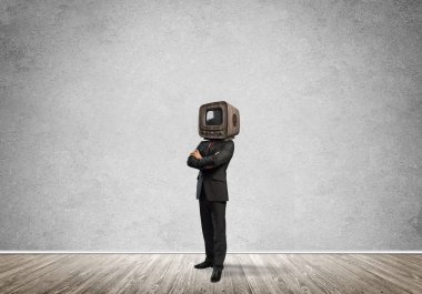 Arka plan üzerinde duran gri Duvar ile boş oda içinde iş başına silah tutmak yerine eski bir Tv ile takım elbiseli adamı geçti.