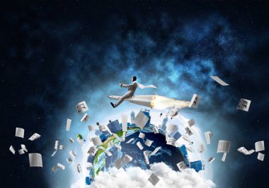 Açık alan ve Dünya gezegeninin kağıtlarla arka plan üzerinde uçan arasında roket üzerinde uçan takım elbiseli genç işadamı kavramsal görüntü. Bu görüntü unsurları Nasa tarafından döşenmiştir.