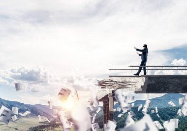 Kağıtları kocaman bir boşluk ile beton köprü üzerinde gizli tehditler ve riskler sembolü olarak uçan arasında blindfolded yürüyüş iş adamı. Hava ve doğa arka planda görüntüleyin. 3D render.