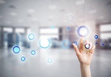 Kadın eli tıp konseptiyle medya ekranının simgesine dokunuyor