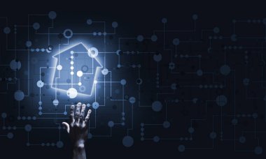 Parmak parıldayan ev simgesi ya da sembol ile dokunan işadamının eli