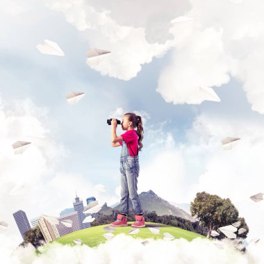 Sevimli kız şehir yüzen ada dürbün içinde seyir üzerinde