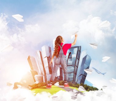 Yüzen adada kağıt uçak atan tatlı bir kız.